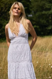How To Look Polished In Romantic Dresses On A Budget